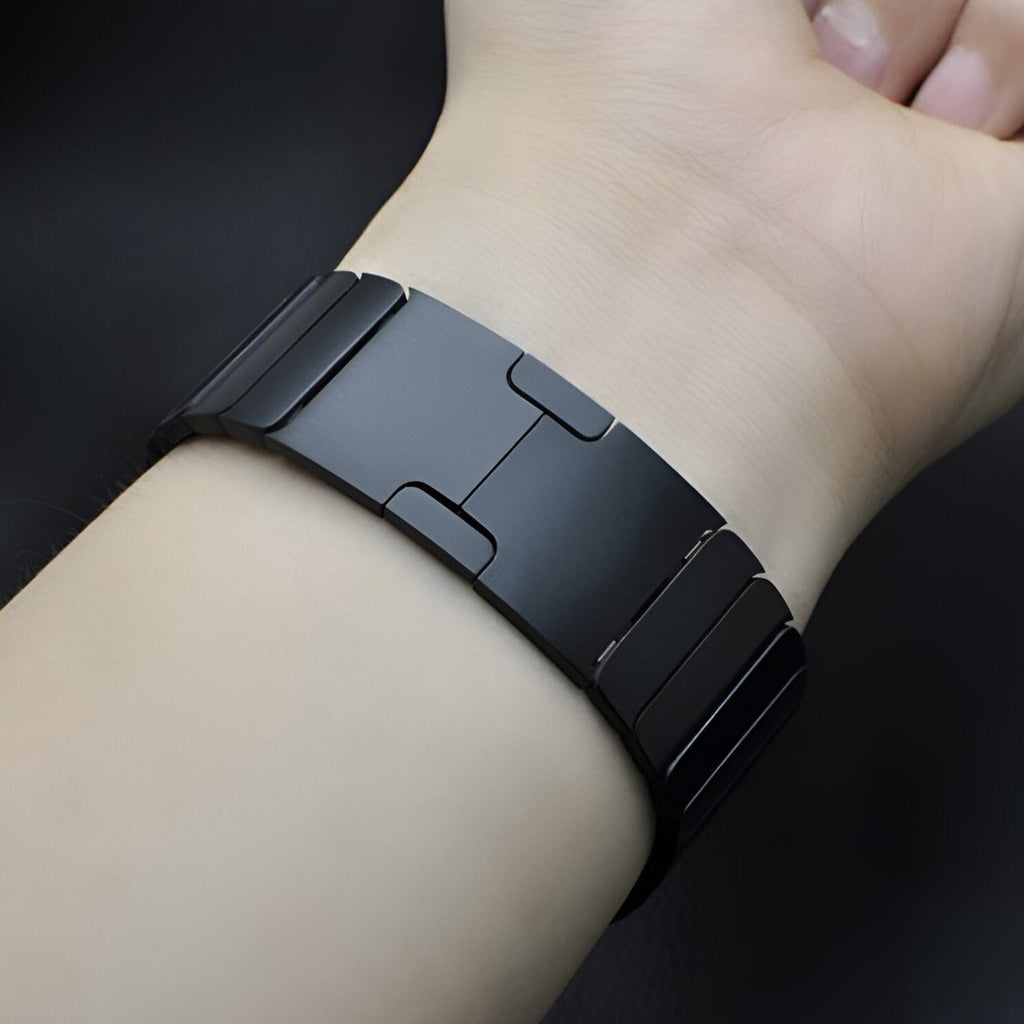 Bracelet Apple Watch homme en acier inoxydable noir à maillons larges, finition mate.