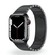 Bracelet Apple Watch en acier inoxydable noir pour homme, maillons larges, finition mate.