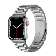 Bracelet Apple Watch en acier inoxydable argenté pour homme, maillons larges et fermoir robuste.