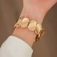 Bracelet Apple Watch femme Lidia en alliage métallique doré avec maillons larges et brillants.