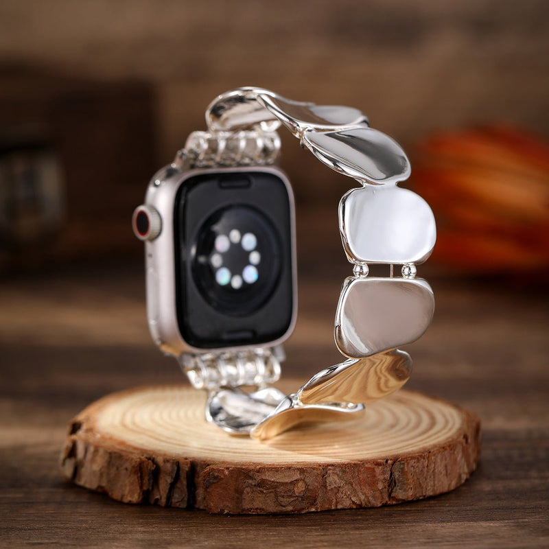 Bracelet métallisé argenté Lidia pour Apple Watch avec maillons ovales lisses et brillants.
