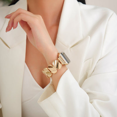 Bracelet Apple Watch or en alliage métallique avec maillons larges et design audacieux pour femme.