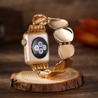 Bracelet Apple Watch femme en alliage métallique doré avec maillons larges et arrondis.