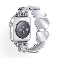 Bracelet Apple Watch femme en alliage métallique argenté avec maillons larges lisses.