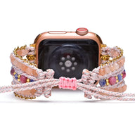Bracelet Apple Watch pour femme en corde rose tressée avec pierres multicolores et perles dorées.