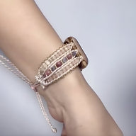 Bracelet Apple Watch femme en corde beige avec pierres de soleil multicolores et fermoir doré.