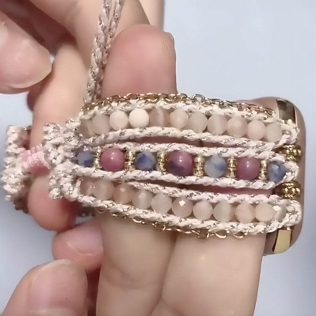 Bracelet Apple Watch multicolore en corde tressée avec perles de pierre de soleil et détails dorés, modèle Onyxia.