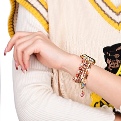 Bracelet Apple Watch multicolore en cristal et bois, modèle Elix, porté sur poignet féminin.