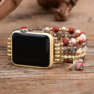 Bracelet pour Apple Watch en perles multicolores, cristal et bois, détails dorés élégants, style féminin.