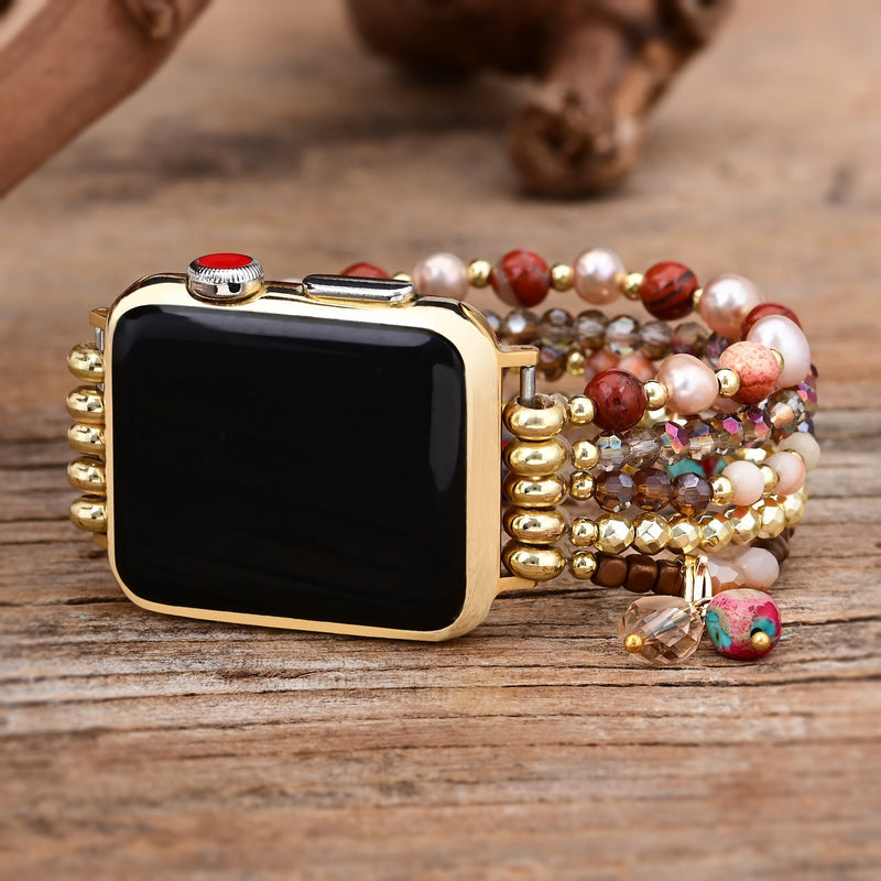 Bracelet pour Apple Watch en perles multicolores, cristal et bois, détails dorés élégants, style féminin.