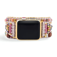 Bracelet Apple Watch rose en cristal avec perles et détails dorés, style élégant pour femme.