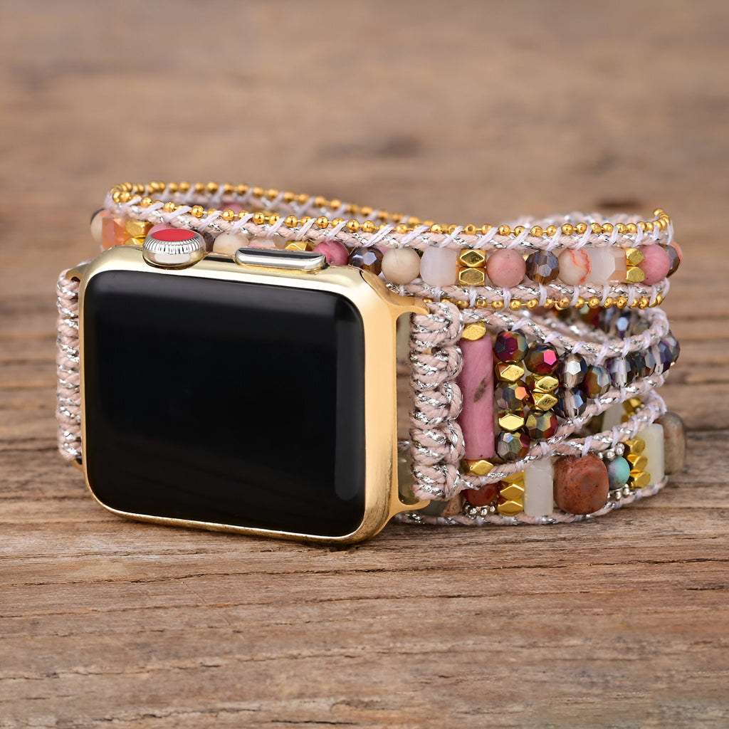 Bracelet Apple Watch femme rose en cristal multirang or avec perles et strass scintillants.