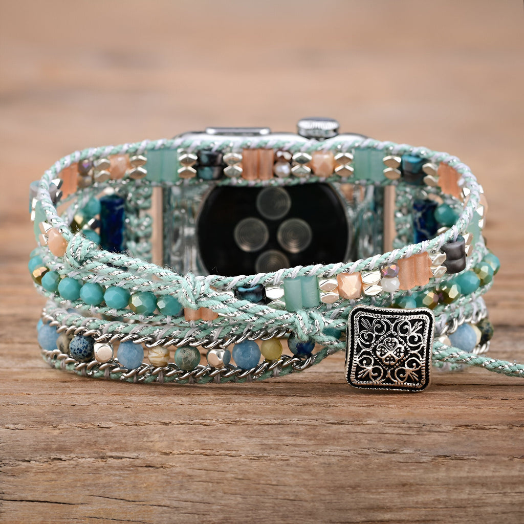 Bracelet Apple Watch bleu en cristal avec perles tissées et fermoir carré décoré en métal.