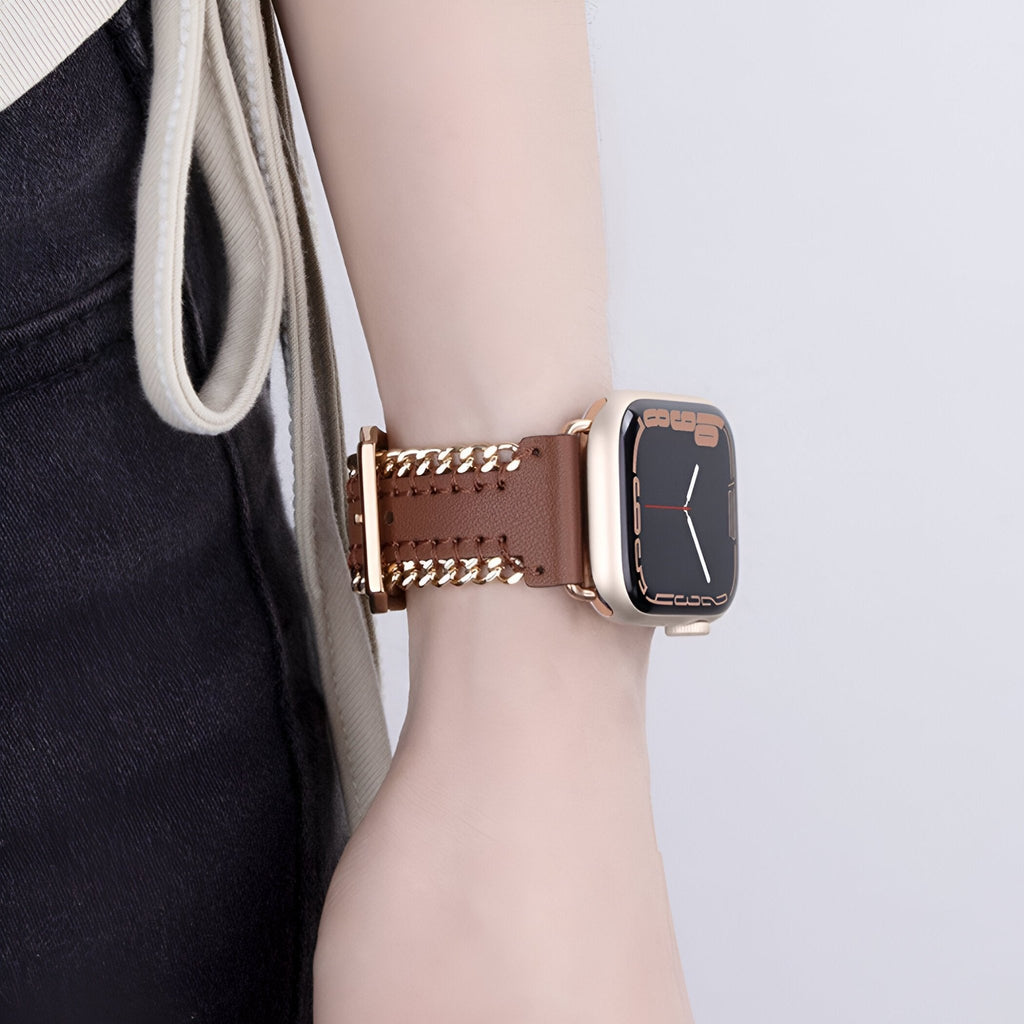 Bracelet Apple Watch en cuir marron avec chaîne métallique dorée, style élégant et féminin.