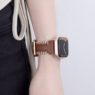 Bracelet Apple Watch en cuir marron avec chaîne métallique dorée, style élégant et féminin.