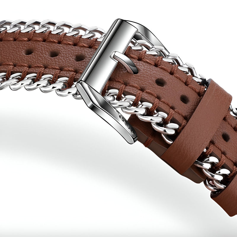 Bracelet Apple Watch en cuir marron avec chaîne argentée et boucle métallique brillante.