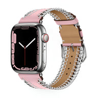 Bracelet Apple Watch en cuir rose clair avec chaîne argentée et doublure cuir marron.