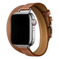 Bracelet Apple Watch en cuir marron clair à double tour avec coutures blanches pour femme.