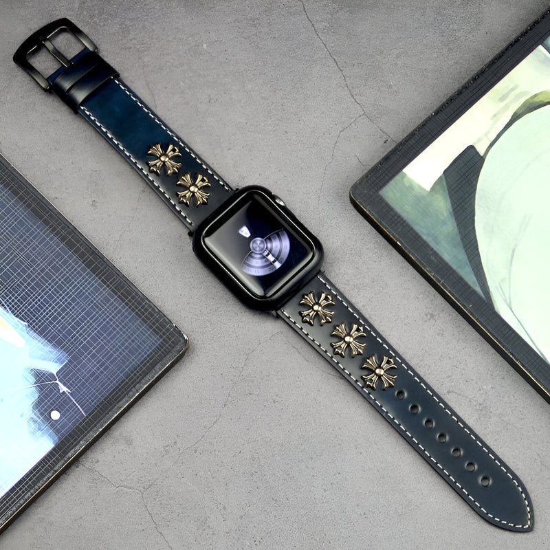 Bracelet Apple Watch en cuir bleu avec rivets dorés et coutures blanches, style mixte.