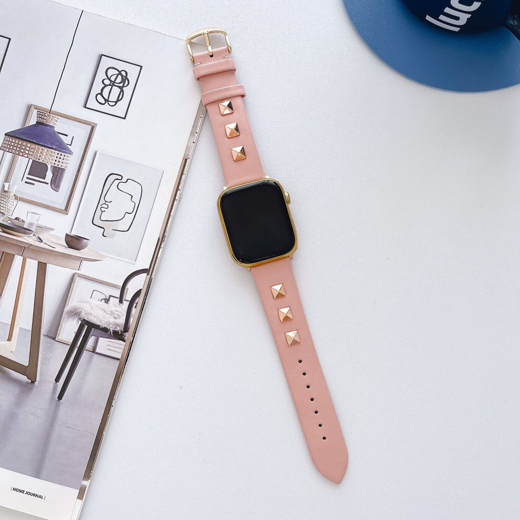 Bracelet Apple Watch en cuir rose à rivets dorés pour femme, taille ajustable.