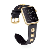 Bracelet Apple Watch en cuir noir avec rivets dorés carrés et boucle dorée.