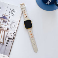 Bracelet Apple Watch en cuir beige avec rivets dorés, design élégant pour femme.