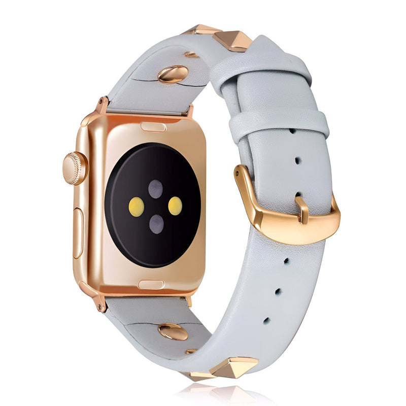 Bracelet Apple Watch femme en cuir gris clair avec rivets dorés et boucle dorée.