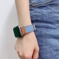 Bracelet Apple Watch en cuir marron et denim bleu clair, style casual pour femme.
