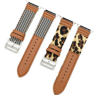 Bracelet Apple Watch en cuir camel avec tissu effet vichy et motif léopard, boucles argentées.