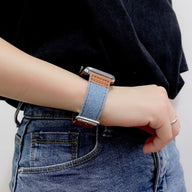 Bracelet Apple Watch en cuir camel et denim bleu clair, style femme, modèle Enix.