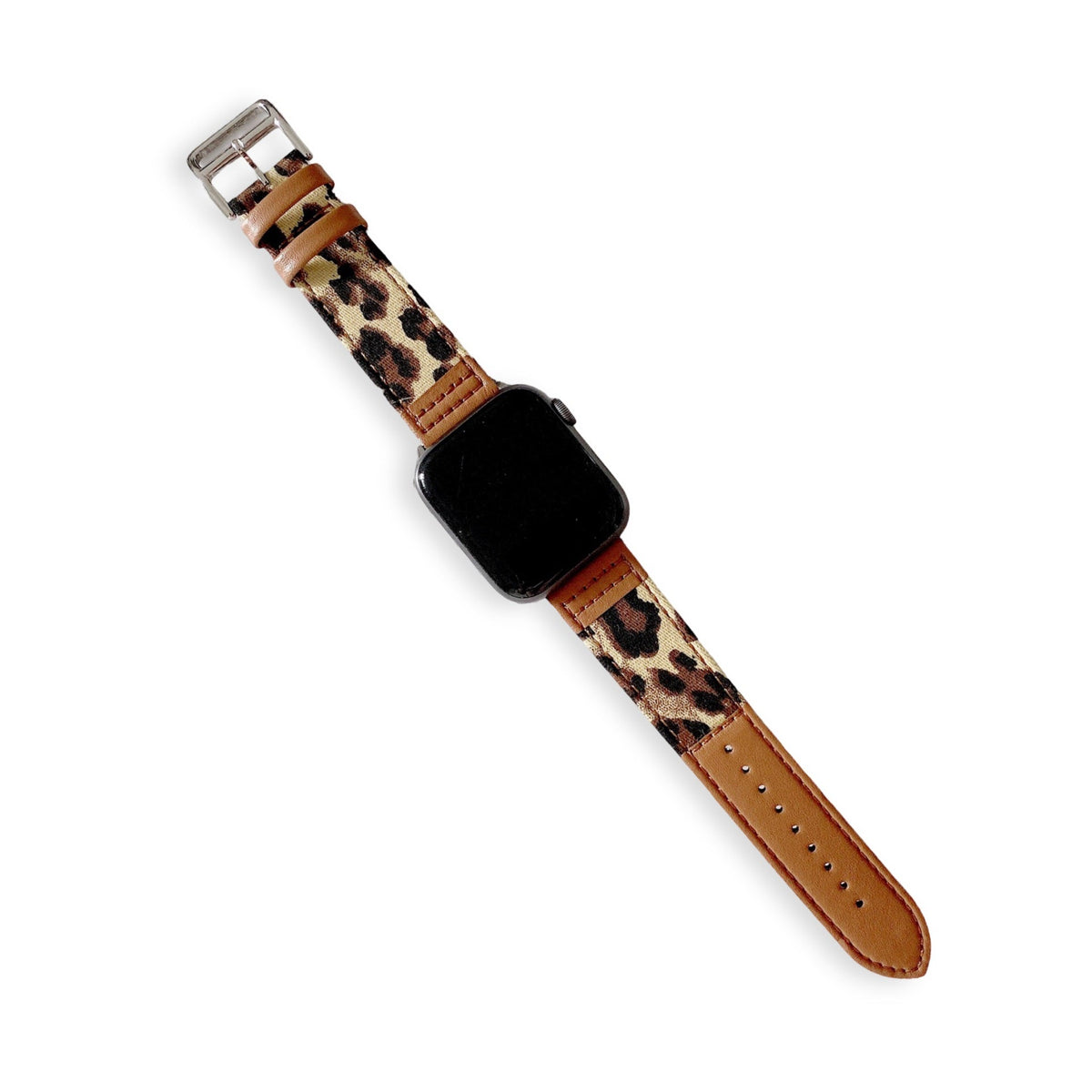 Bracelet Apple Watch en cuir marron et denim motif léopard avec boucle argentée.