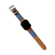 Bracelet Apple Watch pour femme en cuir marron et denim bleu avec boucle métallique argentée.
