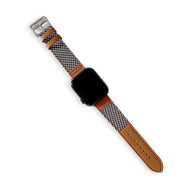 Bracelet Apple Watch en cuir marron clair et tissu denim à motif pied-de-poule noir et blanc.