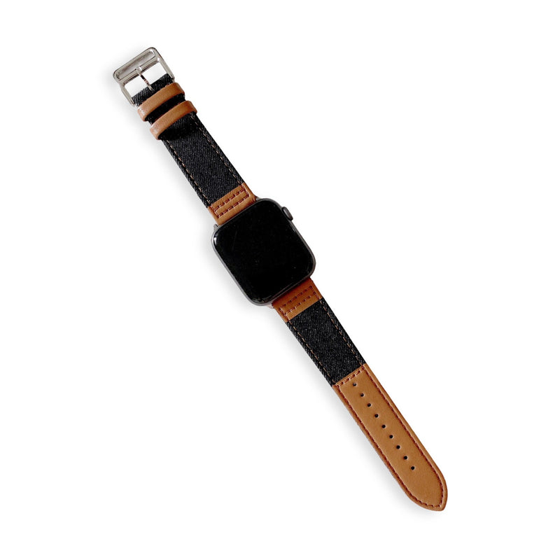 Bracelet Apple Watch en cuir marron clair et denim bleu marine avec boucle argentée.
