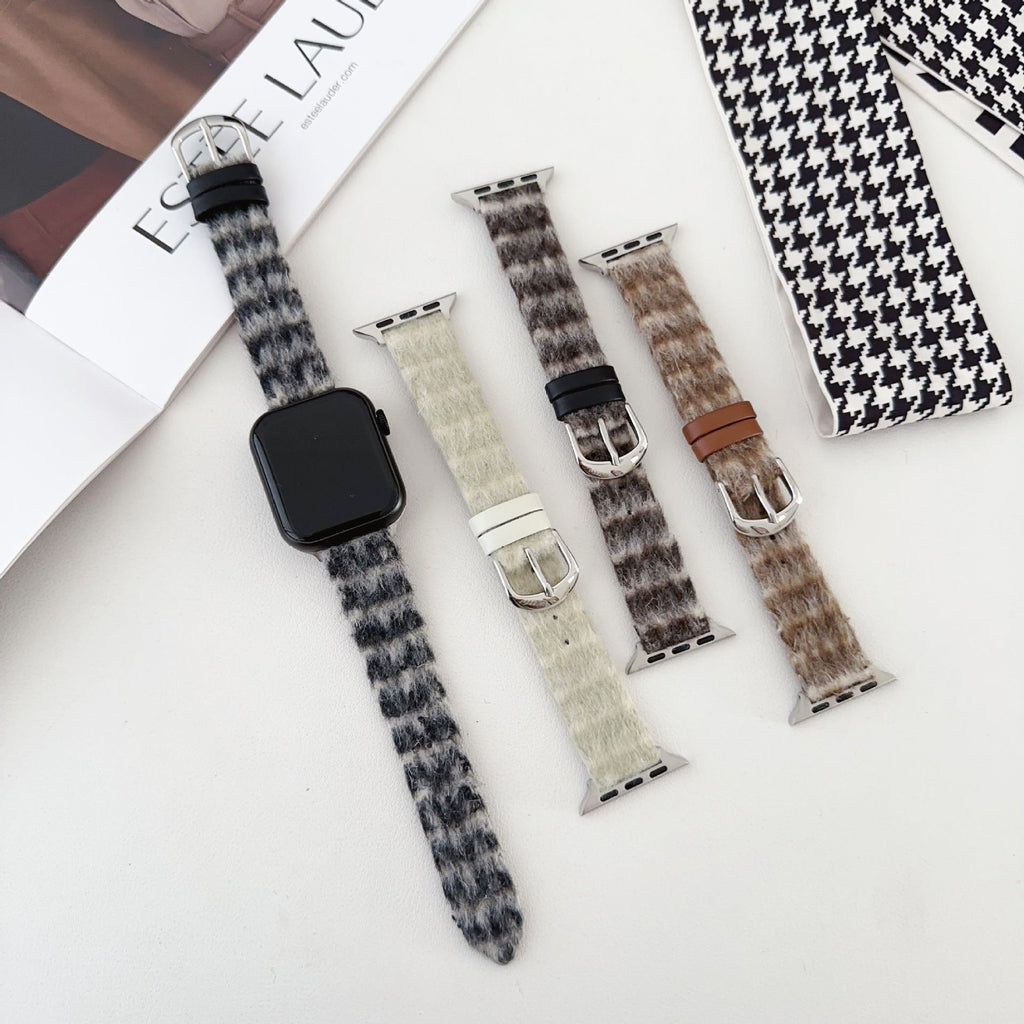 Bracelet Apple Watch en cuir et laine tissée motifs pied-de-poule noir, gris, blanc et marron, boucles argentées.