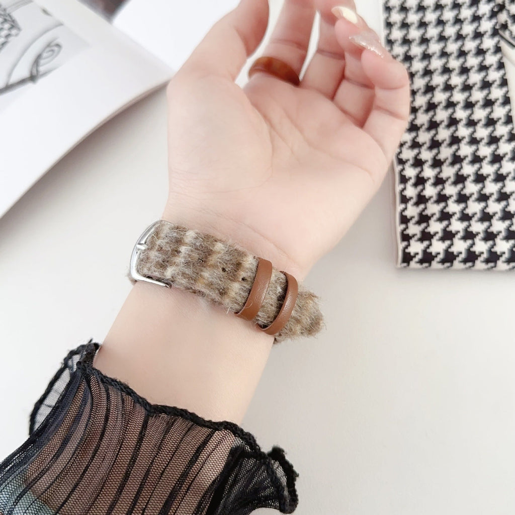 Bracelet Apple Watch en cuir et laine gris avec fermoir boucle simple, style tissé élégant.