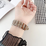 Bracelet Apple Watch en cuir et laine gris avec fermoir boucle simple, style tissé élégant.