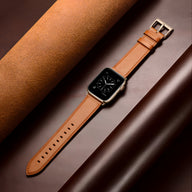 Bracelet Apple Watch en cuir cognac, finition lisse, boucle argentée, style élégant et minimaliste.