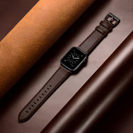 Bracelet en cuir marron foncé pour Apple Watch avec boucle noire, modèle Jano.