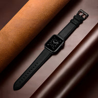 Bracelet Apple Watch en cuir noir, modèle Jano, boucle noire mate, style classique et épuré.