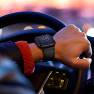 Bracelet Apple Watch en cuir noir, modèle Jano, porté au poignet avec cadran carré noir.