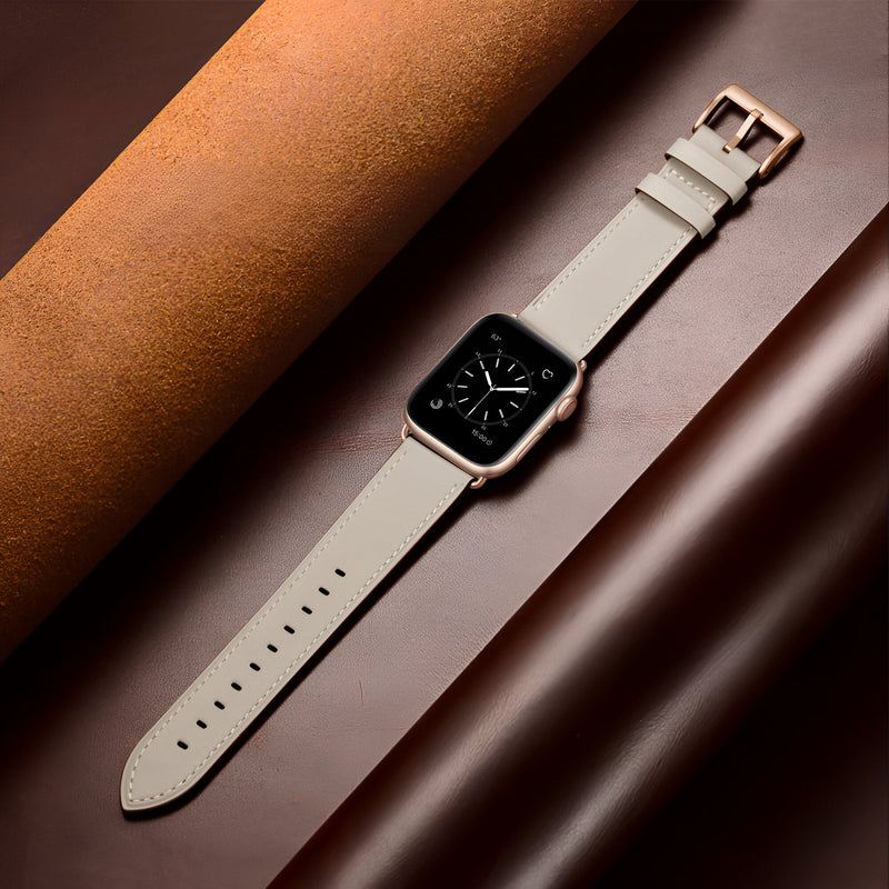 Bracelet Apple Watch cuir blanc cassé modèle Jano avec boucle métallique dorée.