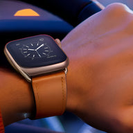 Bracelet pour Apple Watch en cuir cognac ajusté au poignet, style classique mixte.