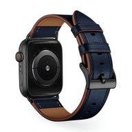 Bracelet Apple Watch en cuir bleu marine avec boucle noire et intérieur marron.