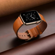 Bracelet Apple Watch en cuir cognac avec boucle en métal, style classique et finitions soignées.