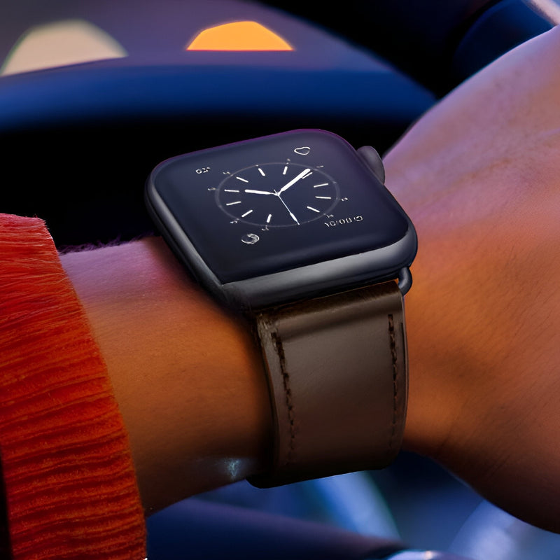 Bracelet Apple Watch en cuir marron avec coutures visibles, style classique et élégant.