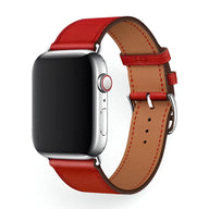 Bracelet Apple Watch en cuir rouge avec boucle argentée, couture ton sur ton, intérieur marron clair.