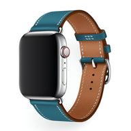Bracelet pour Apple Watch en cuir bleu nuit avec coutures blanches et boucle argentée.