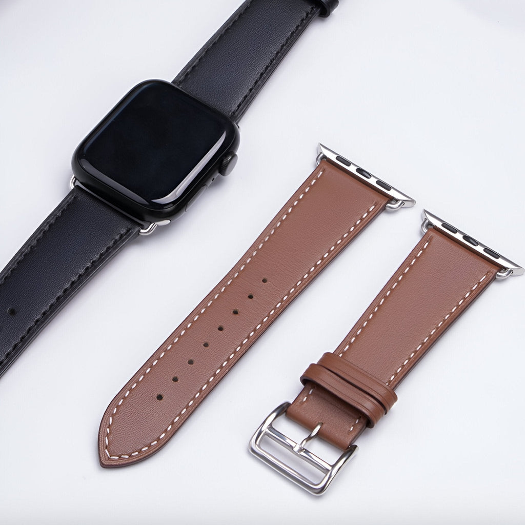 Bracelet en cuir marron clair avec coutures blanches, boucle argentée, pour Apple Watch.