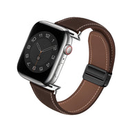 Bracelet Apple Watch en cuir marron foncé avec coutures blanches et fermoir noir mat.